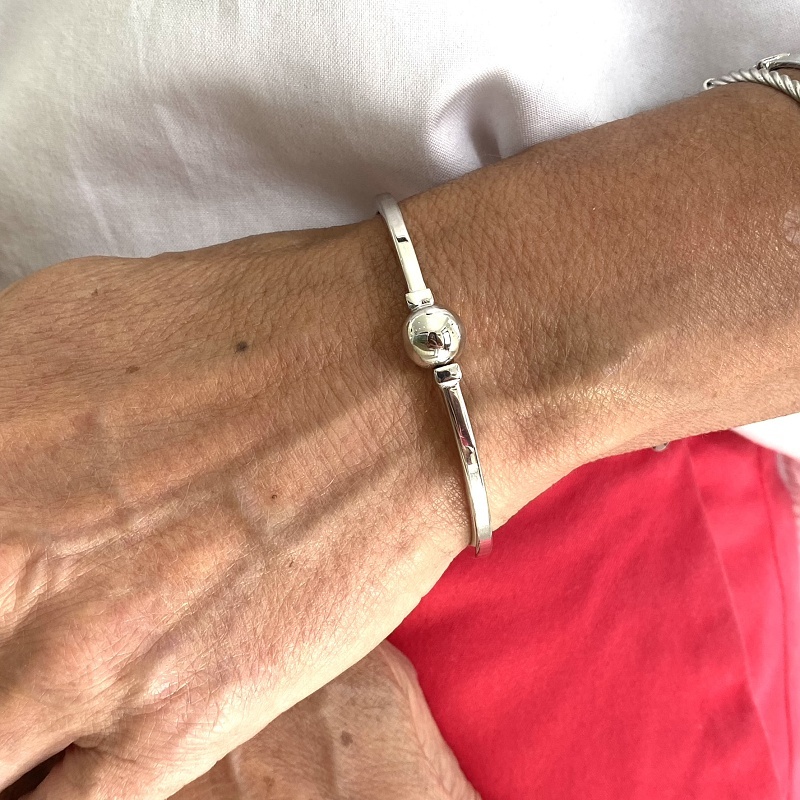 Stříbrný pevný náramek